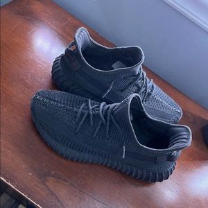 Black static Yeezy lace reflective.